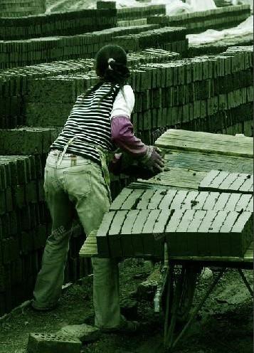 实拍:中国"砖厂女工"艰辛生活