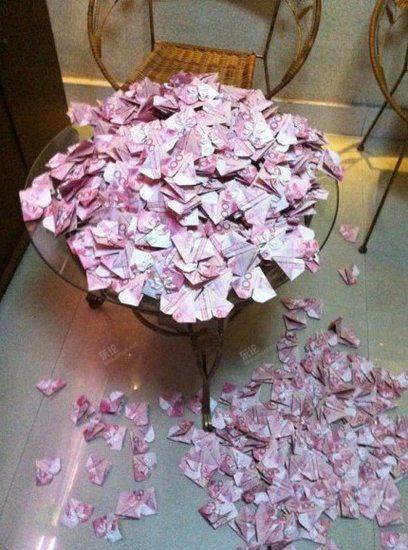 情人节,一哥们用百元钞票折520颗爱心送老婆