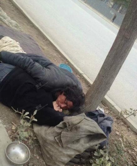 河南一醉汉被男乞丐当街猥亵 - 古越绍兴- 东论 东方