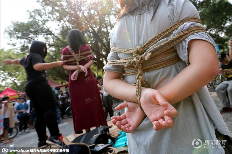 大学生校园玩自缚 女同学被这么绑着也是诱惑了图片
