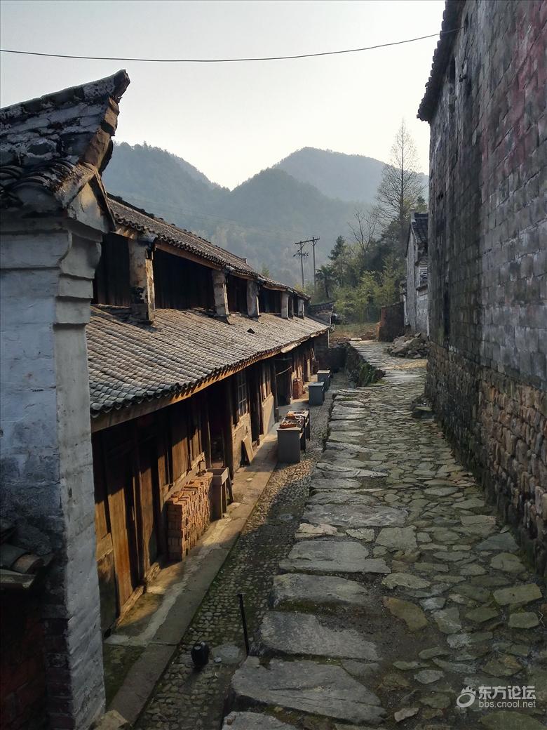 谢界山村 四面环山风景美 四大土产全绿色(骑游探古之五十三)