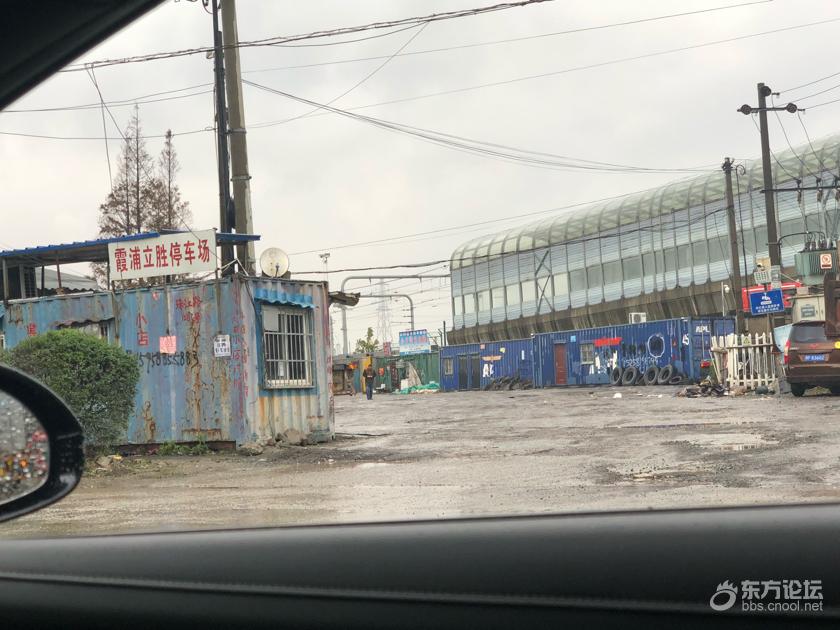 地铁站旁,一个个不起眼集装箱,暗藏玄机