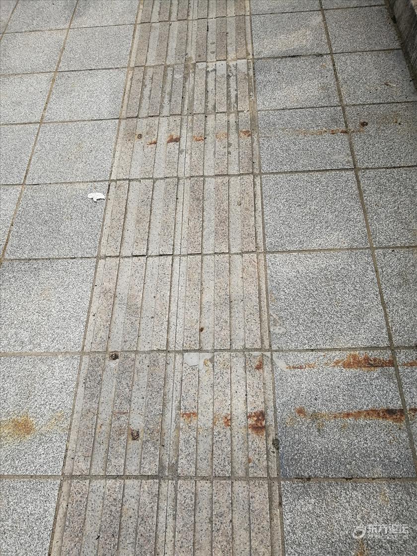 被人行道上的螺丝钉绊倒了,血流不止,谁的责任?