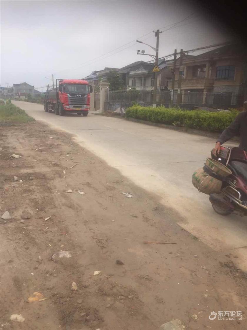 不足3人却违建两百多平别墅,挡住人视线,没人管?