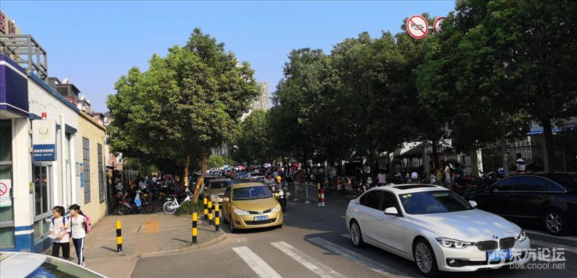 小区旁边是学校和医院,但乱停车让我们苦不堪言!