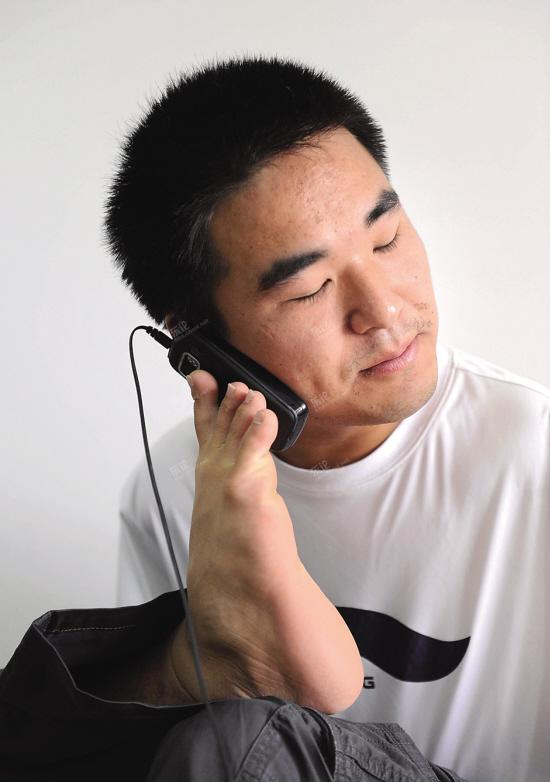 赞一下宁波大学"无臂男孩"!我们没什么理由不更坚强,乐观吧!