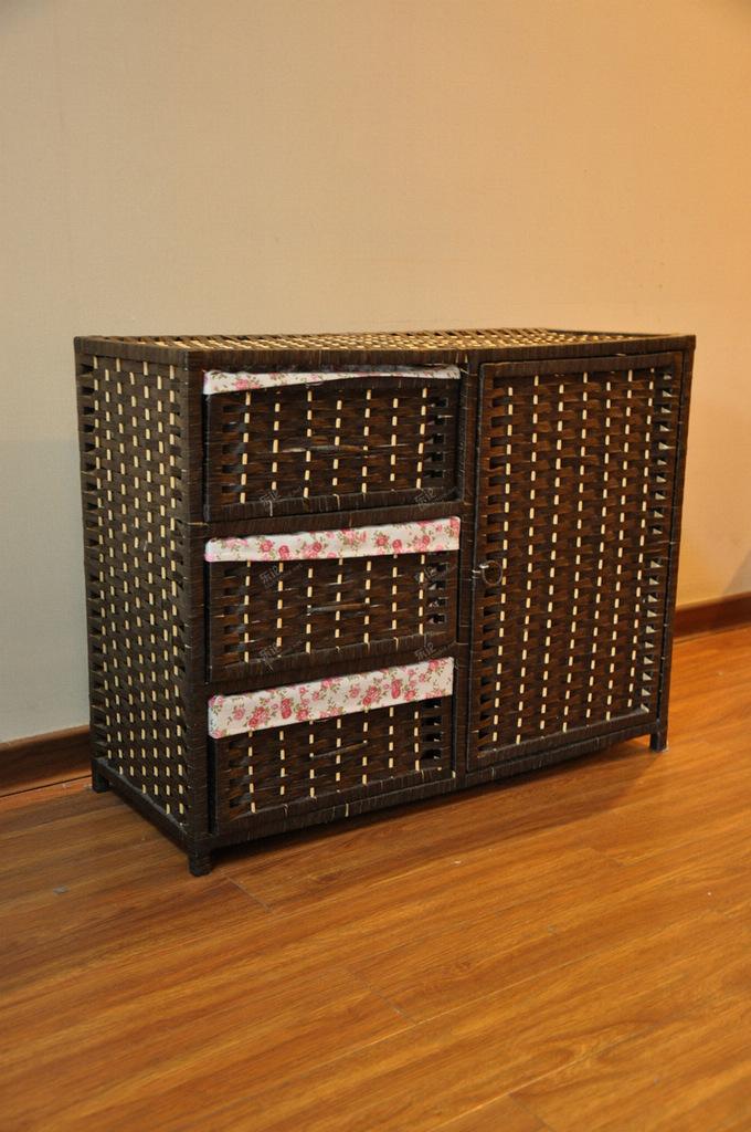 学府一号个人低价转让电脑桌 真皮沙发 藤编柜