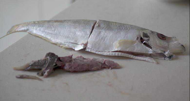 时,发现鲥鱼嘴中有一大把小鱼,鲥鱼的口腔和整个头部被小鱼塞的满满的