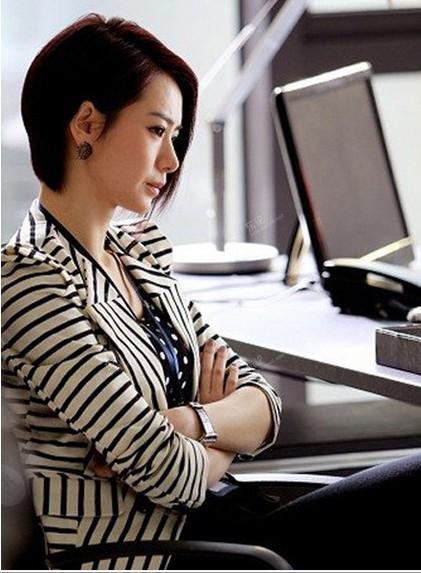 白色不规则条纹西装 波点打底衫