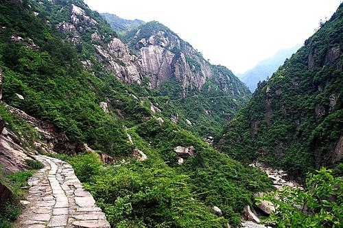 區北側,北靠黃山,南依天目山,全長25千米,是古時聯繫徽州與杭州的重要