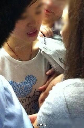 上海地铁再现色狼 狂捏美女胸部被拍 - 热门转帖- 东论 东方热线