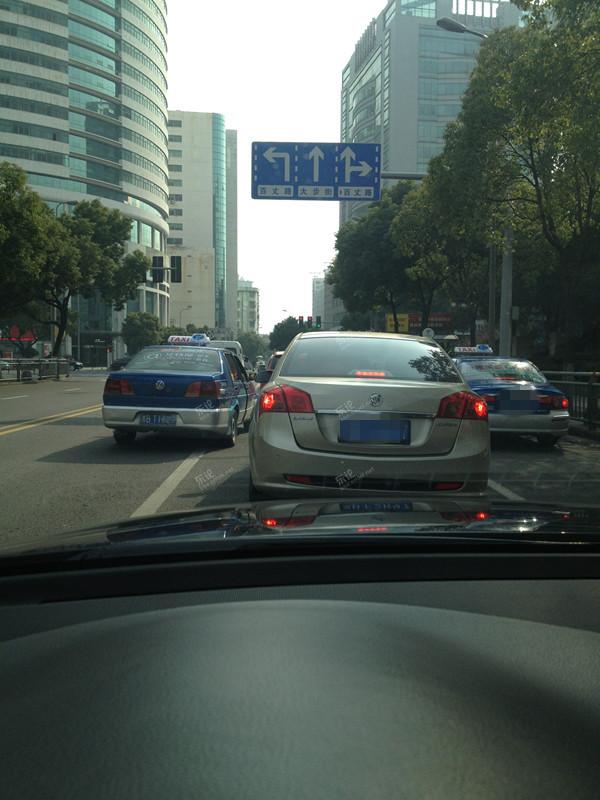 驾轻就熟——马路霸主们的加塞技术大比拼