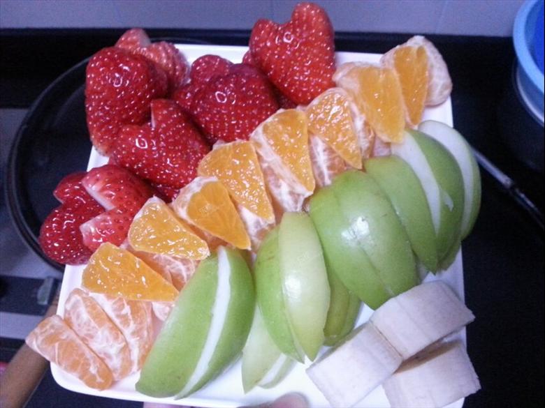 逛街时无意中买了一个方形盘子,于是一个人在家弄了一个水果拼盘吃吃.