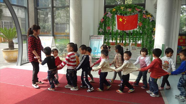 小朋友散步在于幼儿园之间 - 家长论坛- 东论 东方热线·东方论坛