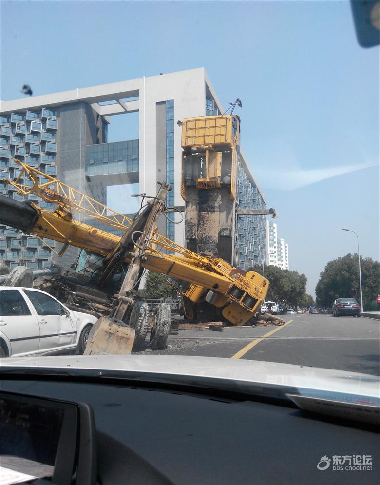 鄞州区学府路海防桥,吊车挖土机轿车三车事故[复制]