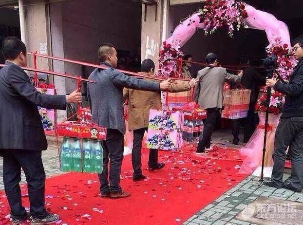 订婚仪式上婆婆当众给我三万改口费,回去打开红包我却想悔婚