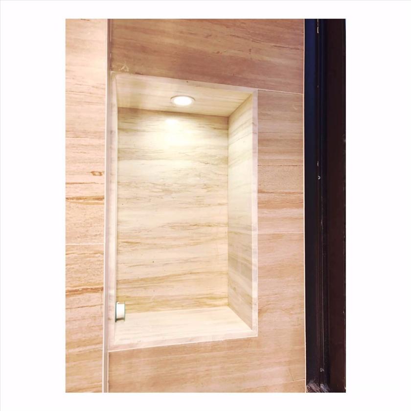 主卫浴缸边上做了壁龛,瓶瓶罐罐不会没地方放了,又矫情地安了个射灯.