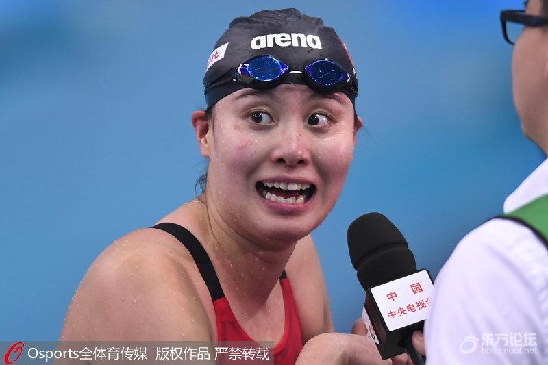 全运会100米仰泳预赛 傅园慧接受采访变身表情包
