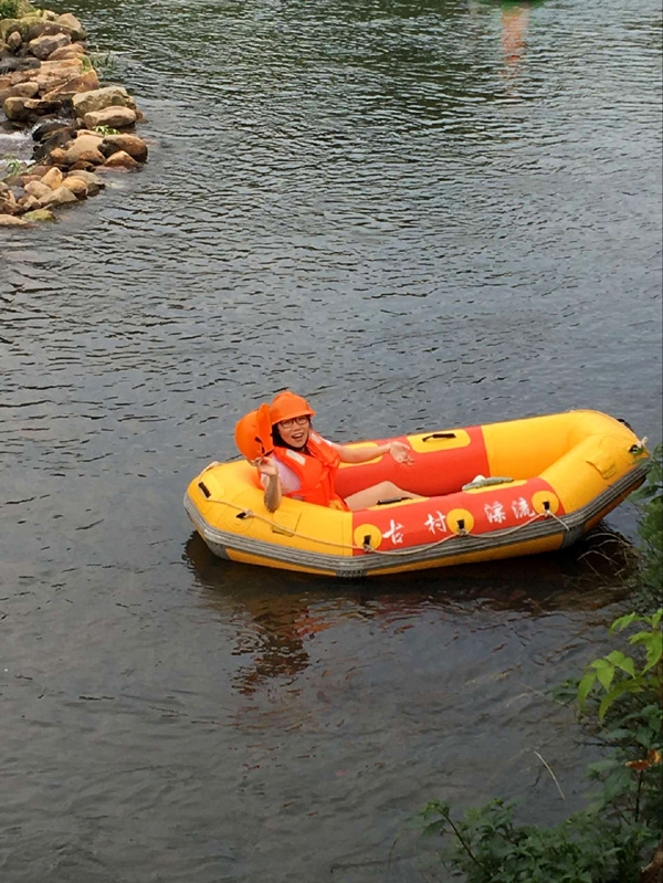 班溪漂流,现在叫岩头古村漂流,每年夏天,异常火爆.