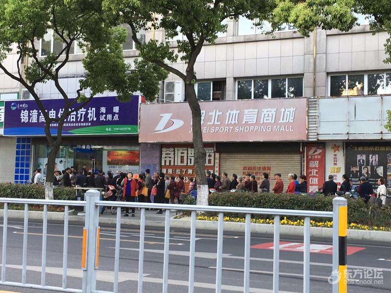 才早上六点,老人已排起长队。忍不住揭穿套路