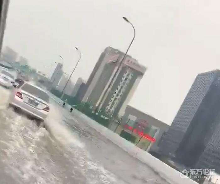 遭遇到暴雨,高架都可以开船了!是不是算得上百年难遇