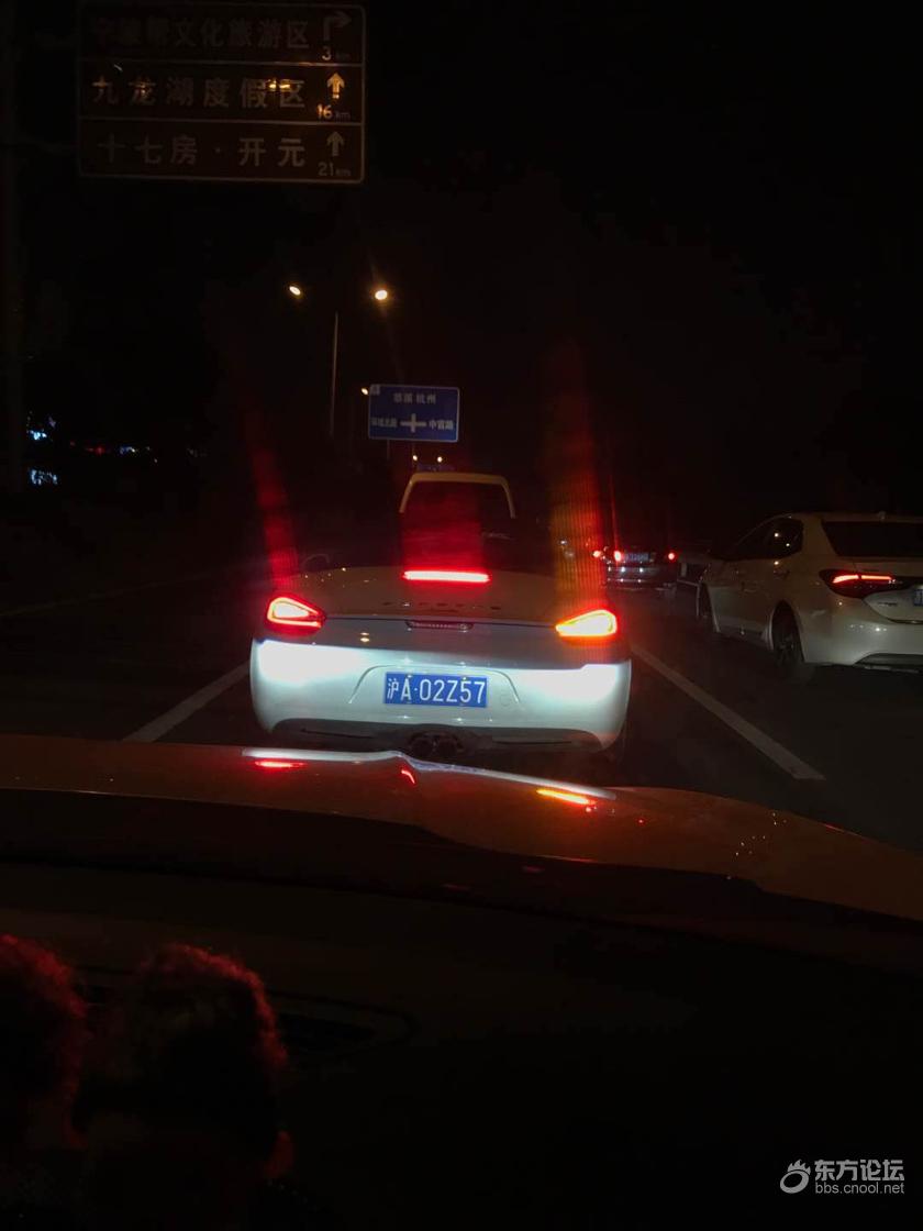车子被刮这辆保时捷拼了老命逃逸,怀疑女司机酒驾