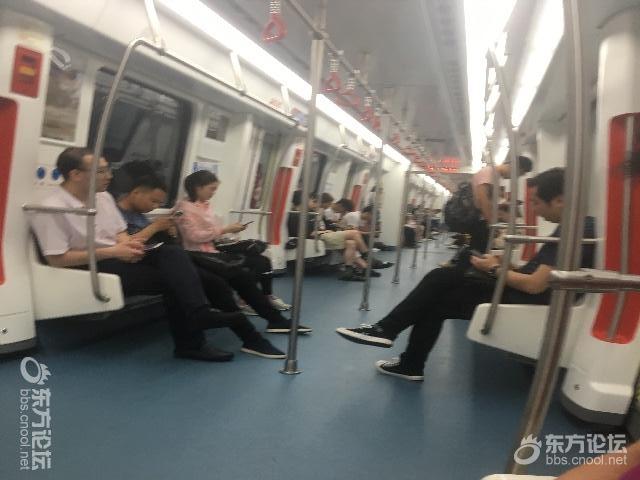 2号线无人位置上放着一个包,旁边男孩行为诡异!