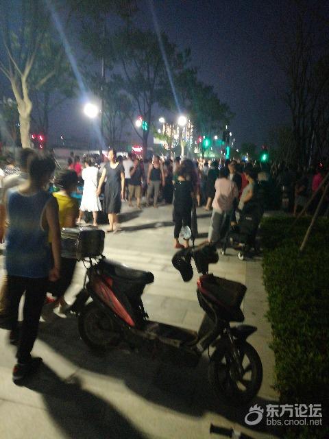 改建后的三眼桥有点味道,市民晚上纳凉多了个地方