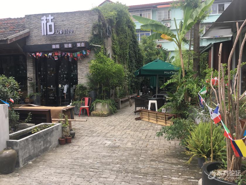 这家咖啡店进去会觉得还挺亲切,但就是实在有点乱