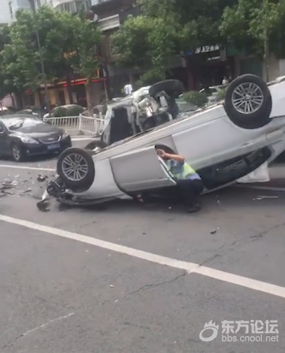 慈溪一轿车被顶撞,骑上反车道车顶,致4人受伤,7车受损