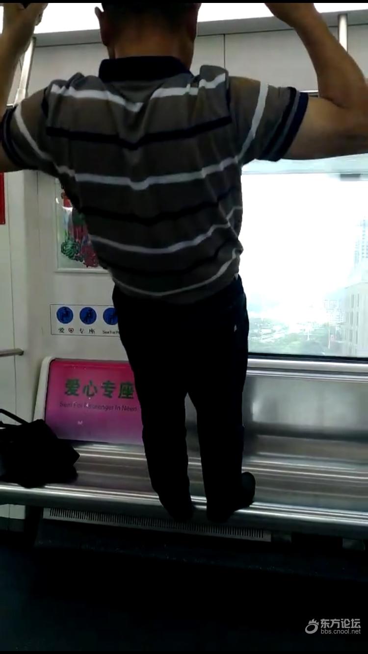 地铁成健身房!大哥真有你的,但素质到哪里去了呢