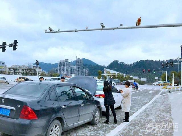 等红灯时前面的车抛锚了,后面的车压实线变道算违章吗?看完秒懂