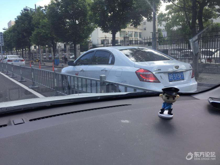 素质啊!医院门口不及时跟车影响别人,警察也拿他没辙