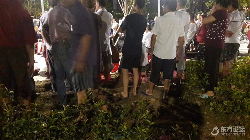 千把人占道唱歌,民警也奈何不了。好好的新路被糟蹋