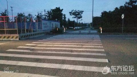 骑电瓶车过斑马线,被小车撞断肋骨。责任车8我2,合理吗?