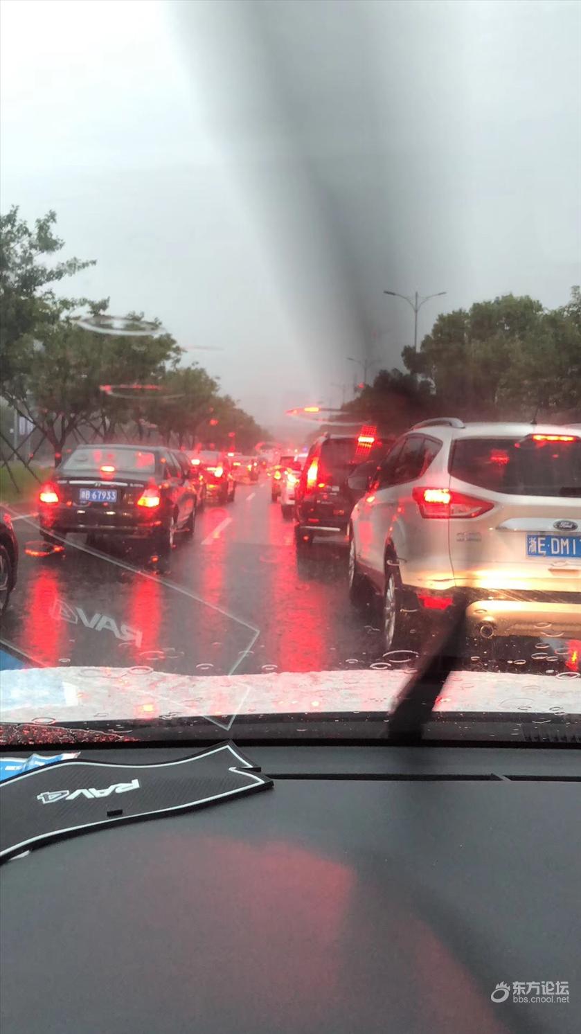 早上的大雨实在是太夸张了!有多少人被堵在路上?