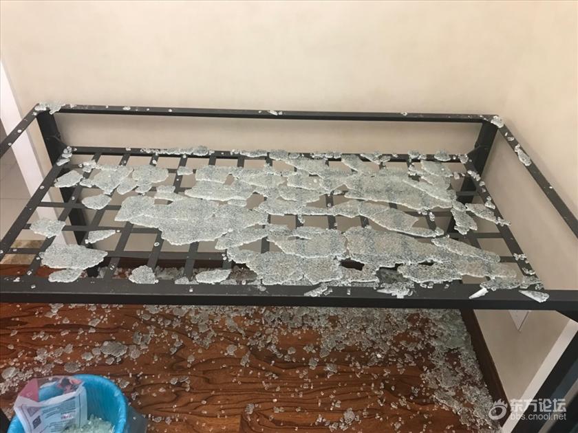 吓死宝宝的女儿了!钢化饭桌突然爆了,看这威力!