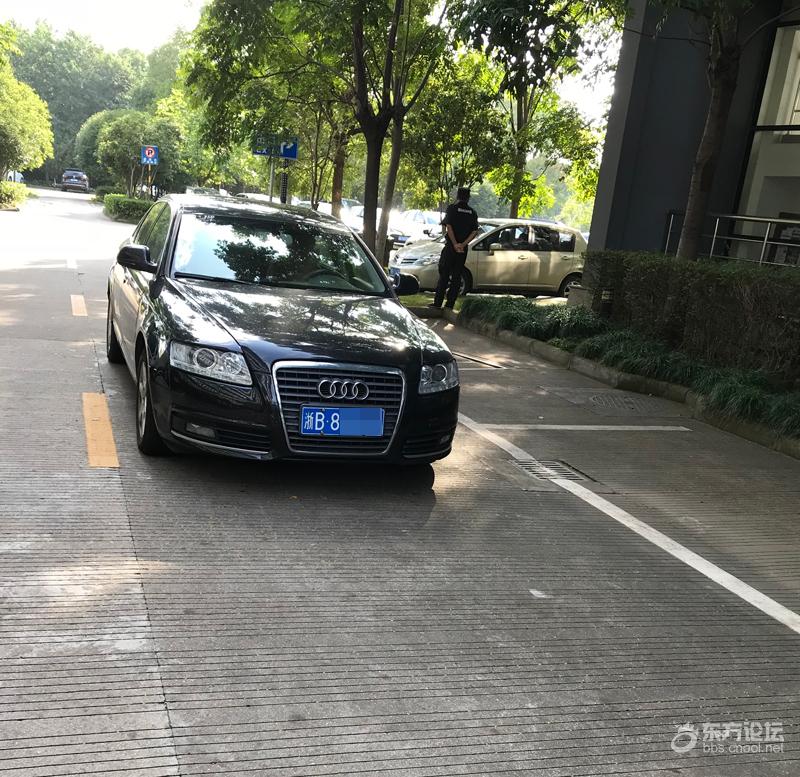 竟然有人如此霸道地停车,这真有点说不过去啊~