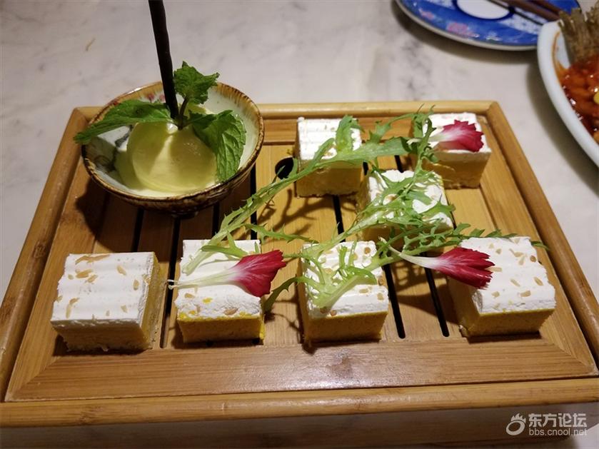 新城吾悦老外婆装修古色古香,菜的摆盘挺优雅!