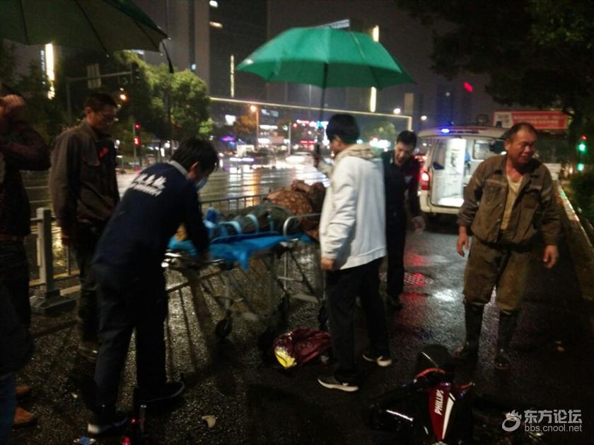 大爱宁波!偶遇车祸,白衣先生撑起爱心伞