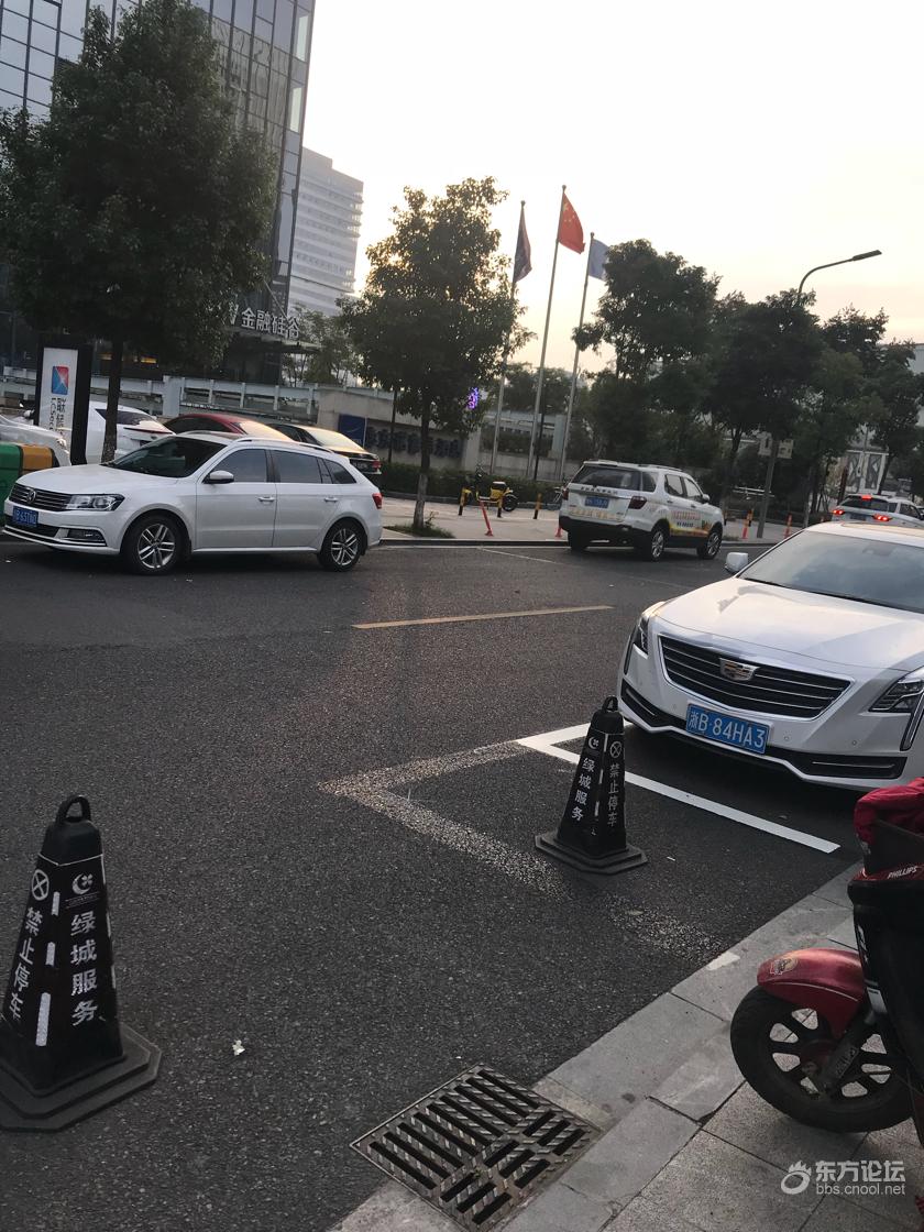 小区门口变停车场,好好的马路停两排车,解决问题?