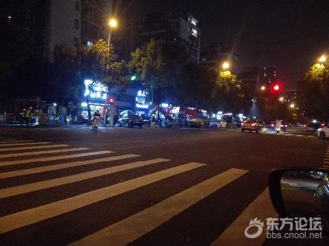 这里的无证摊贩许多年,多次举报无果,有交通隐患