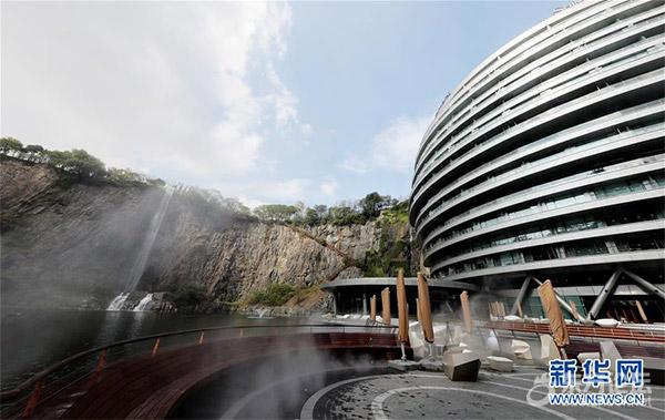 上海一废弃矿坑变身独特酒店 成网红
