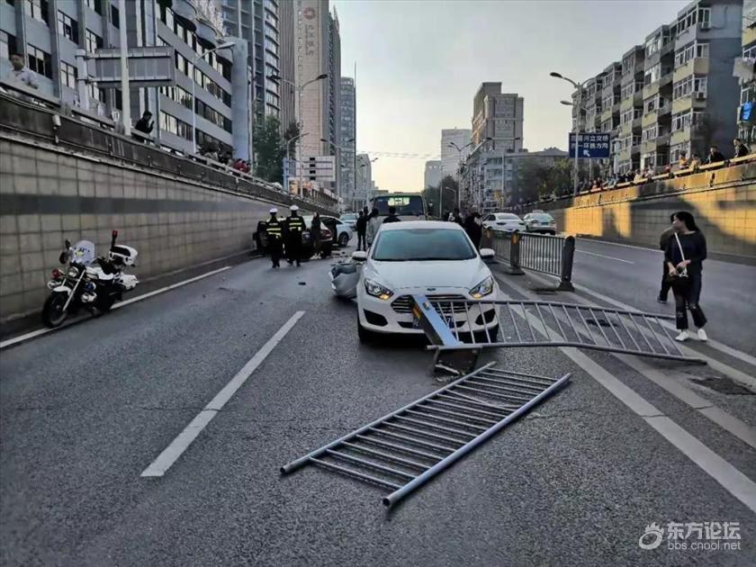 奔驰女司机一路连撞9车!现场震惊!原因竟是...