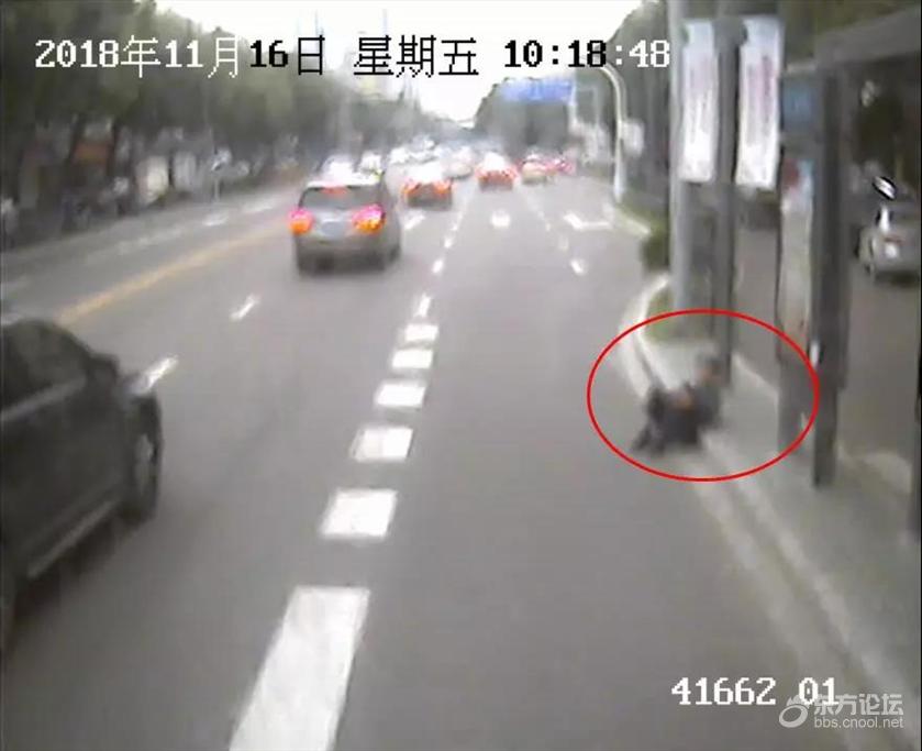 宁波一八旬老人倒在公交站台,一名男子突然冲上前!监控记录下…