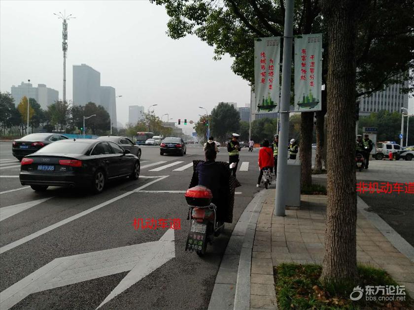 冤枉啊!电瓶车开着开着就变成机车道。突然,罚款来了