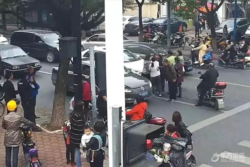 一对母女不走斑马线,女司机按喇叭提醒,竟被扇十几个耳光!结果...