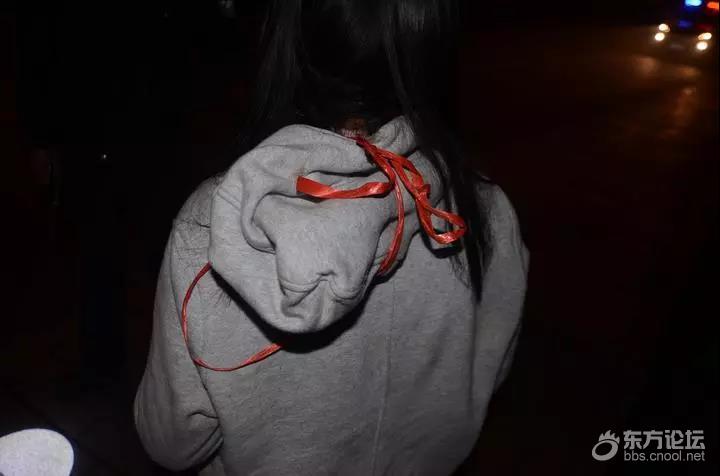 姑娘晚上被人拖进灌木丛!守2小时偏挑她下手,一看监控全明白了