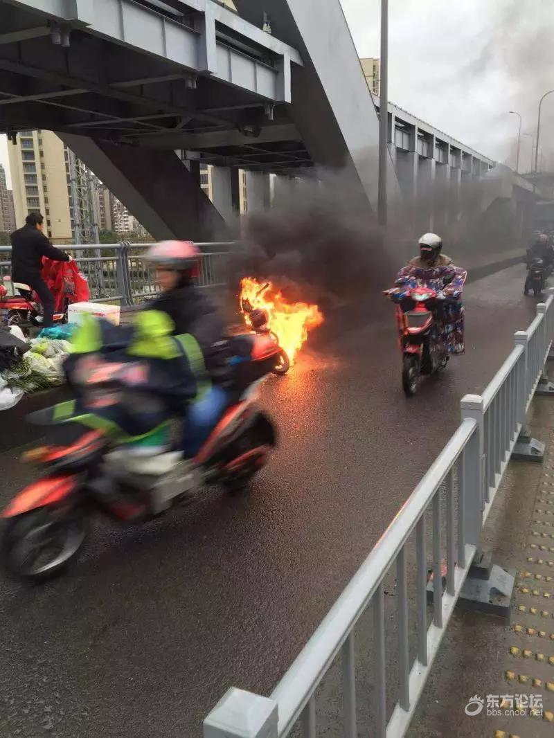 惊险!开到一半,电动自行车突然烧成了火球…