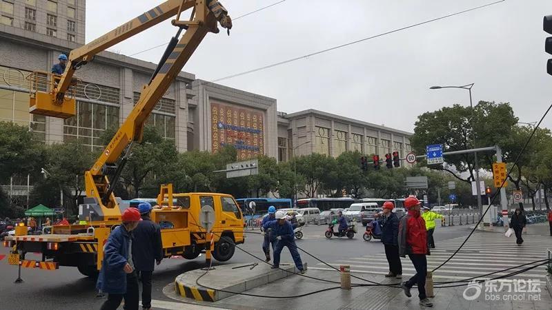 宁波这条路,2公里竖着82根线杆,其中的72根还是弃用的,今天……